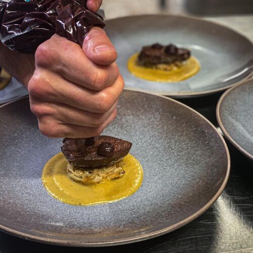 Detail hand gerecht Restaurant JOON haven van Monnickendam