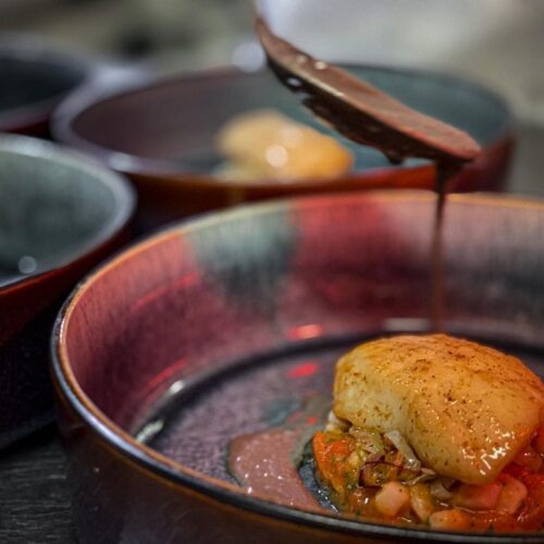 Detail bord topping eten Restaurant JOON haven van Monnickendam